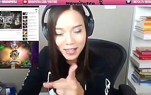 Chica gamer se masturba en vivo