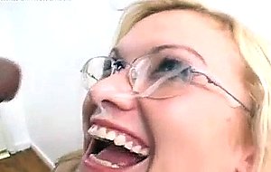 Jolie mature pompe une grosse queue!