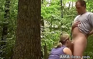 Il prend sa petite amie par derriere dans la natur 