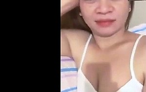 Pinay amateur flashing her boobies for you
