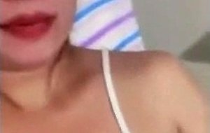 Pinay amateur flashing her boobies for you