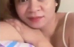 Pinay amateur flashing her boobies for you