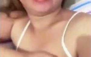 Pinay amateur flashing her boobies for you