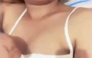 Pinay amateur flashing her boobies for you