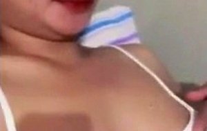 Pinay amateur flashing her boobies for you