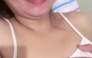 Pinay amateur flashing her boobies for you