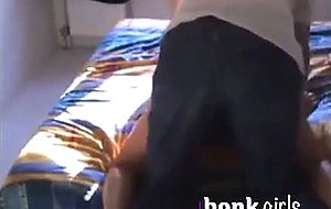 Il lui fouille le cul