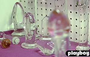 Sexy babe enjoyed a hot pussy licking in a hot morning