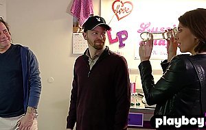 Sexy babe enjoyed a hot pussy licking in a hot morning