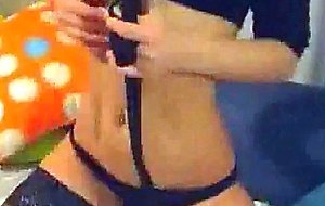 Teen fait un strip et se caresse avec un gros gode