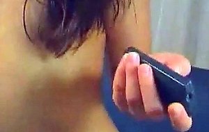 Teen fait un strip et se caresse avec un gros gode