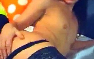 Teen fait un strip et se caresse avec un gros gode