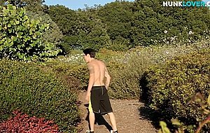 Inked muscular jock jerking off in solo performance