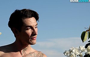 Inked muscular jock jerking off in solo performance