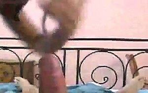 Milf se tappe le fils de sa voisine