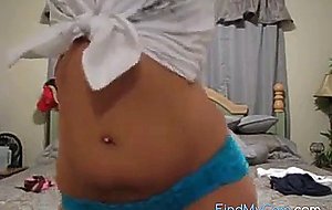 Amateur Babe Spreads Legs and Shakes