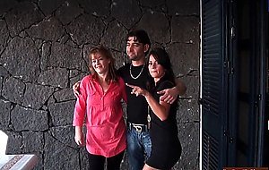En Familia X Vacaciones Real Spanish Mother And Daughter In Threesome