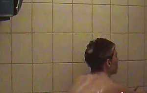 Claudia Odenweller im Bad