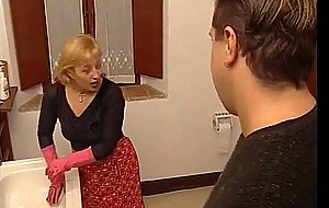il capo si scopa la domestica al cesso