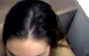 elle se prend une faciale