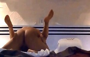 Mi esposa abierta de patas para ser penetrada por su amante