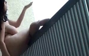 Deutsche Fettsau wichst ihre Fotze im Regen!