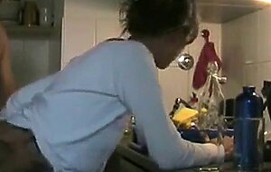 Facecam-Bild eines stehenden Hundes in der Kuche