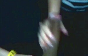 Elle partage la bite de son mec avec une copine