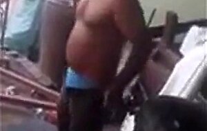 Mecanico leva dedada no cu por $200