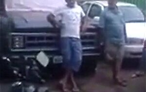 Mecanico leva dedada no cu por $200