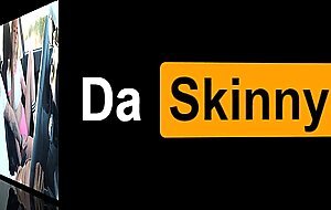Daskinny, la jeune francaise blonde daskinny joue la 2eme mi-temps dans la voiture