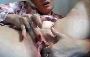 Deutsche Amateurin reibt sich vor der Webcam die Muschi