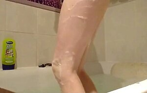 Mince adulte dans la baignoire - Seins et tetons
