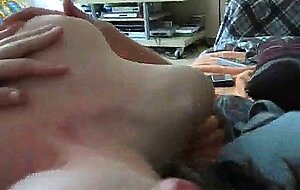 Deutsches Amateurparchen mit grossen Naturtitten hat Spass