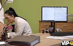 VIP4K. MILF est fore par le creancier parce que l'argent coute la penetration de la chatte