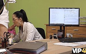 VIP4K. MILF est fore par le creancier parce que l'argent coute la penetration de la chatte