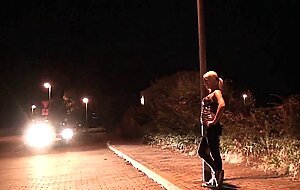 Deutsche Amateur-Blondine, offentlicher Doggy-Dreier