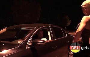 Deutsche Amateur-Blondine, offentlicher Doggy-Dreier