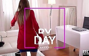 Mouth-watering milf natasha starr fills her asshole & pussy with sex toys
