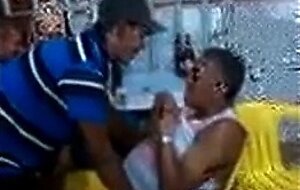 Velho gay latino pega um cara no bar