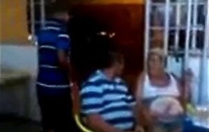 Velho gay latino pega um cara no bar