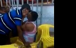Velho gay latino pega um cara no bar