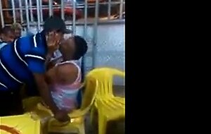 Velho gay latino pega um cara no bar