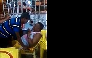 Velho gay latino pega um cara no bar