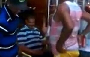 Velho gay latino pega um cara no bar