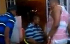 Velho gay latino pega um cara no bar