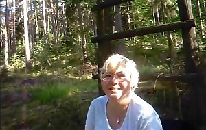 Deutsche Oma mit grosser taillierter Oma saugt draussen