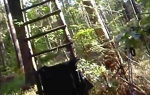 Deutsche Oma mit grosser taillierter Oma saugt draussen