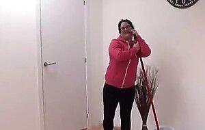 Seduciendo a Tere, la señora cachonda de la limpieza