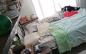 Milf madurita haciendo limpieza en su cuarto 1